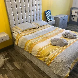 Town Center Large 2 Bedroom Apartment- Sleeps Up To 6 - Dogs Welcome - 2 Minutes From Train Station Blackpool