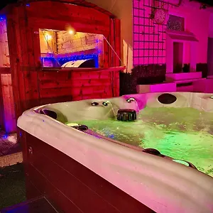Captivating 4-bed Hot Tub House In Blackpool